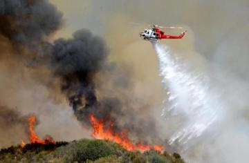 Лесные пожары в Калифорнии перекинулись на жилые дома (ВИДЕО)