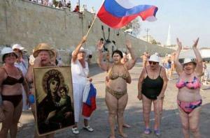 Россияне слушают гимн страны даже на пляже (ВИДЕО)