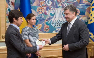 Порошенко лично вручил Марие Гайдар украинский паспорт (ФОТО)