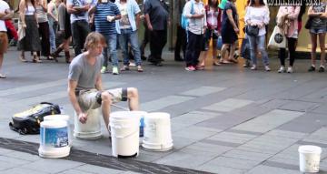 Уличный музыкант собирает толпы людей играя на простых ведрах (ВИДЕО)