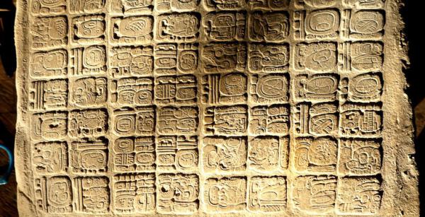 Археологи обнаружили «царскую» скрижаль эпохи майя (ФОТО)