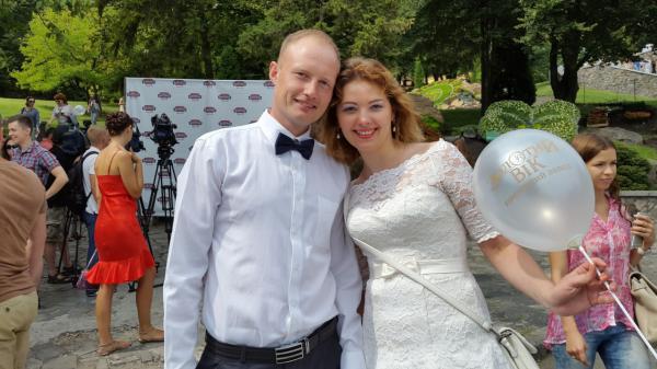 Большая свадьба в столице: одновременно поженились сразу 100 пар (ФОТО)