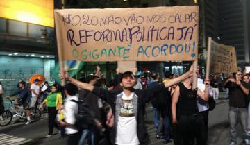 В Бразилии требуют свергнуть президента