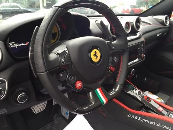 В Италии заметили уникальный спорткар Ferrari (ФОТО)