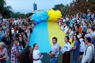Последний штрих. Одесситы запустили в небо украинский флаг (ВИДЕО)