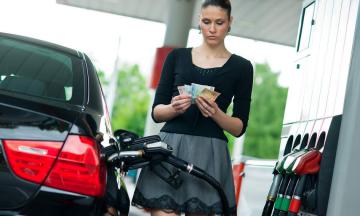 Яценюк интересуется ценами на бензин