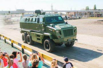 В Украине впервые показали бронеавтомобиль КрАЗ Feona (ВИДЕО)