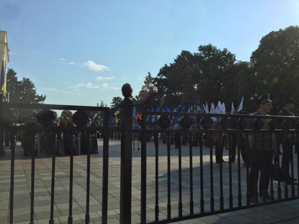 Рядом с Верховной Радой собрались противники внесения изменений в Конституцию Украины (ФОТО)