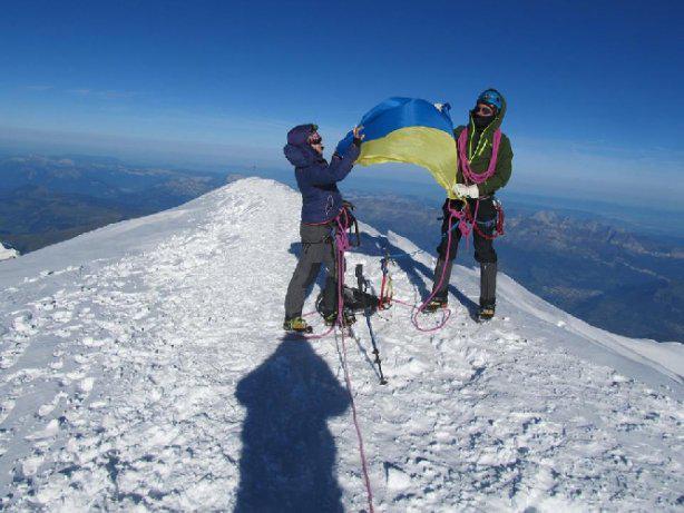 Альпинисты подняли флаг Украины на высшей точке Европы (ФОТО)