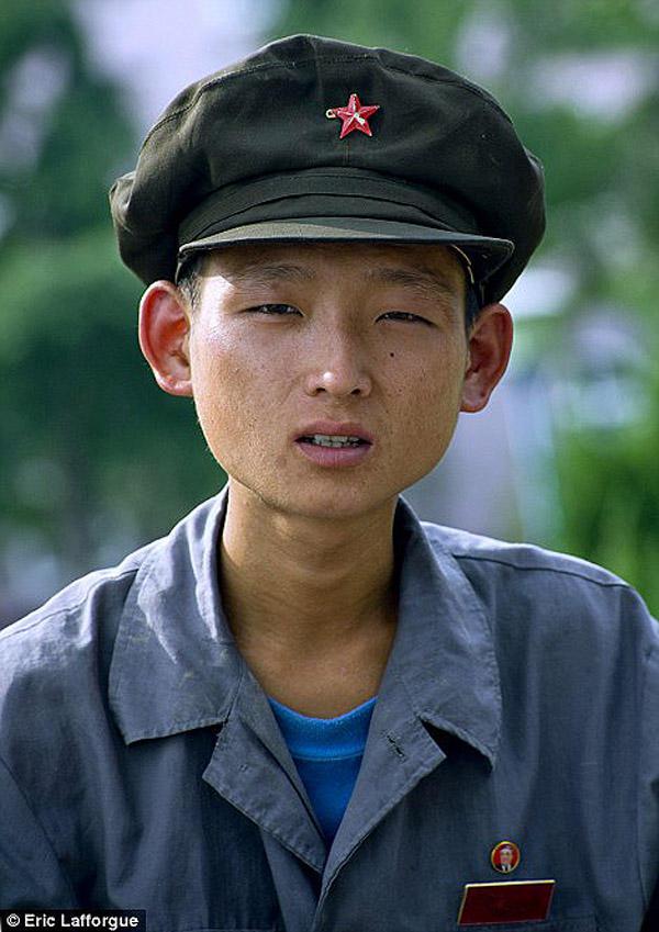 Жизнь в изоляции. Суровые будни обитателей Северной Кореи (ФОТО)