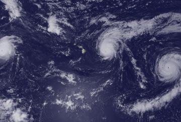 Танцы циклонов: два урагана и тропическая депрессия (ВИДЕО)