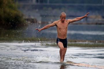 Шаолиньский монах пробежал 125 метров по воде (ВИДЕО)