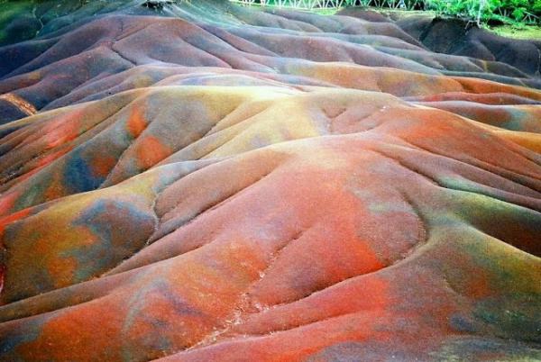Земля цвета радуги. Невероятный остров на планете (ФОТО)