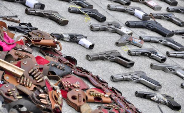 Полиция Китая сожгла более 3400 единиц незаконного оружия (ФОТО)