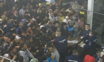 Как кормят беженцев. Полиция Венгрии бросает еду прямо в толпу (ВИДЕО)