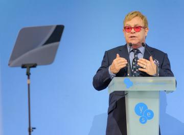 Элтон Джон прочитал в Киеве лекцию о толерантности (ФОТО)