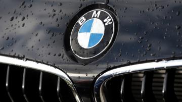 Руководитель BMW упал в обморок на автосалоне во Франкфурте (ВИДЕО)