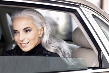 Возраст не помеха: 59-летняя француженка продолжает карьеру в модельном бизнесе (ФОТО)