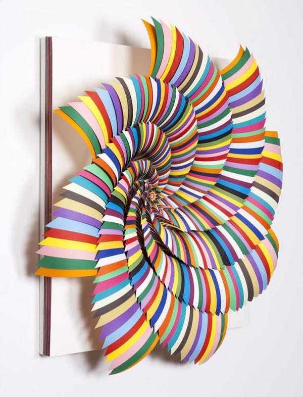 Объем и краски. Гипнотические скульптуры из бумаги (ФОТО)