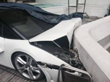 Сотрудник отеля разбил Lamborghini клиента (ФОТО)