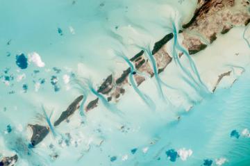 Над Багамскими островами из космоса засняли летящий самолет
