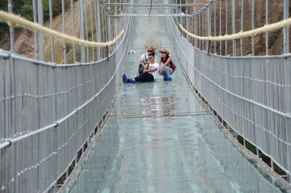 В Китае открылся самый длинный в мире стеклянный мост (ФОТО)