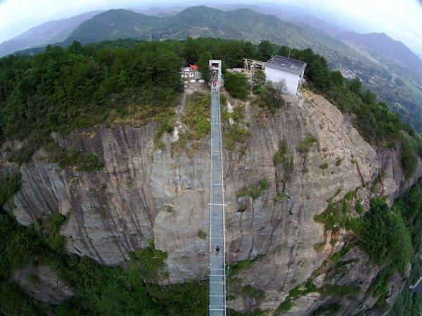 В Китае открылся самый длинный в мире стеклянный мост (ФОТО)