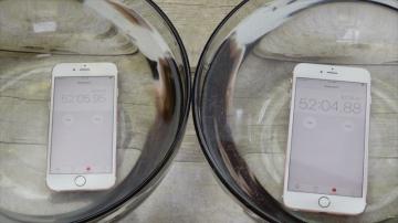 Новые смартфоны Apple погрузили в воду на целый час (ВИДЕО)