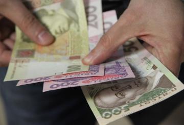Госстат: Реальные доходы украинцев упали больше чем на треть