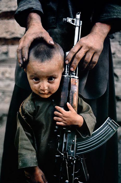 Шокирующие портреты детей, ставших солдатами раньше времени (ФОТО)