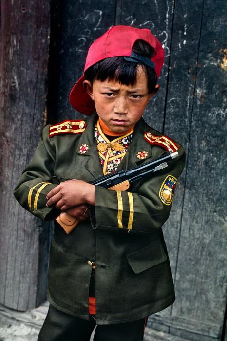 Шокирующие портреты детей, ставших солдатами раньше времени (ФОТО)