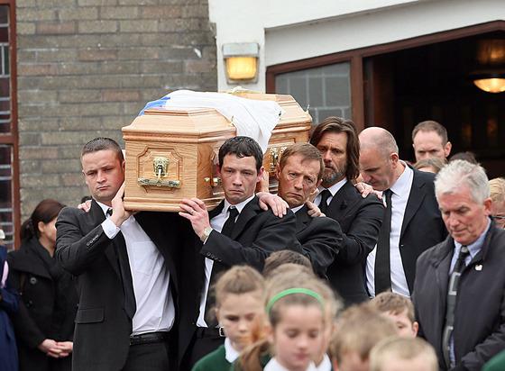 Джим Керри похоронил молодую возлюбленную (ФОТО)