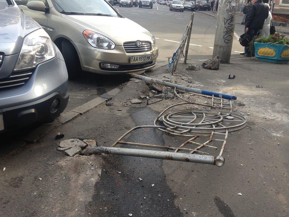 В Киеве патрульная заснула за рулем и стала причиной ДТП (ФОТО)