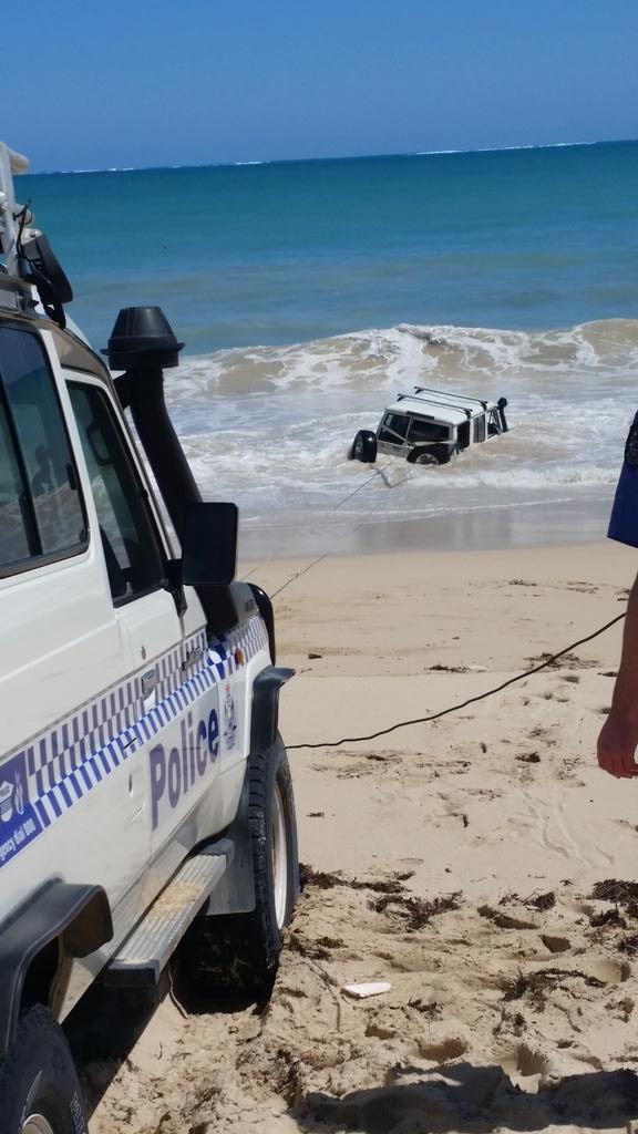 Австралийский гонщик пытался скрыться от полиции в океане (ФОТО)