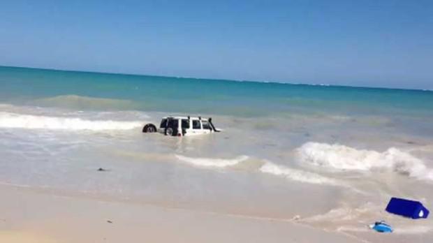 Австралийский гонщик пытался скрыться от полиции в океане (ФОТО)