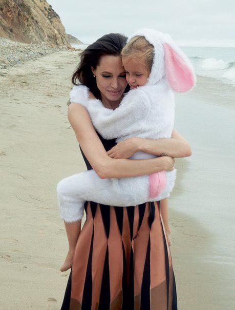 Анджелина Джоли в семейной фотосессии на берегу моря (ФОТО)