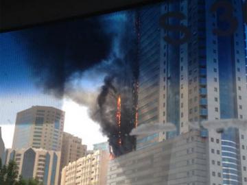 В ОАЭ сгорел дотла небоскреб (ВИДЕО)