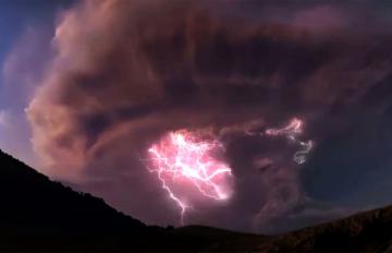 Природные феномены. Грязная гроза над чилийским вулканом (ВИДЕО)