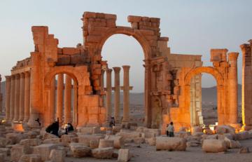 Боевики ИГ разрушили в Пальмире Триумфальную арку
