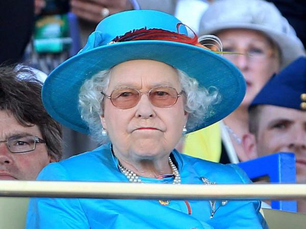 Елизавета II возмущена компрометирующим поведением матери Кейт Миддлтон (ФОТО)