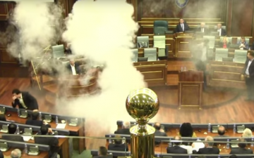 Оппозиция Косово бросила в парламенте гранату (ВИДЕО)
