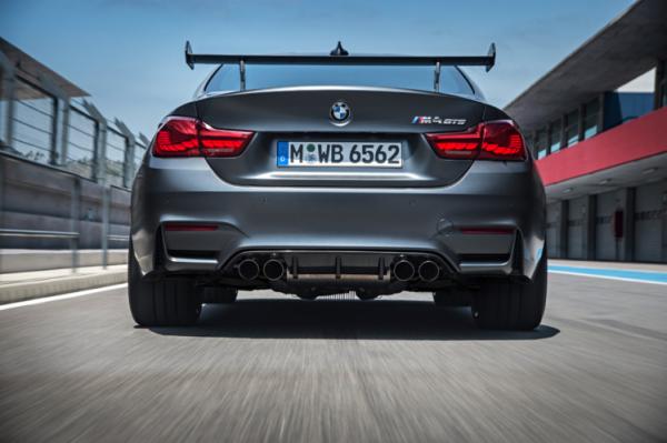 Компания BMW представила гоночную версию купе BMW M4 (ФОТО)