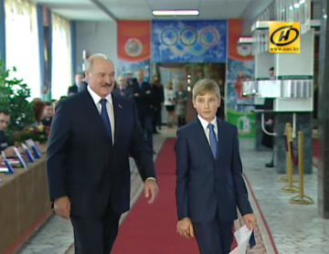 Выборы президента в Беларуси. Лукашенко вместе с сыном прибыл в избирательный участок (ВИДЕО)