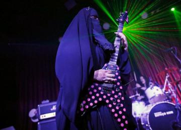 Мусульманка в парандже исполняет хэви-метал (ВИДЕО)