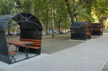В Киевском парке установили "убогие" альтанки