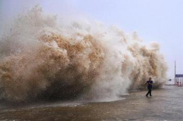 Супертайфун "Коппу" накрывает Филиппины четырехметровыми волнами