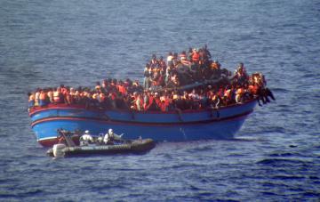 У берегов Италии спасли более сотни мигрантов