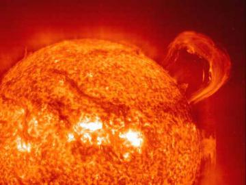 В NASA показали свечение гигантского солнечного протуберанца (ВИДЕО)