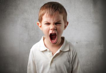 Психологи: детей раздражают поющие за рулем родители