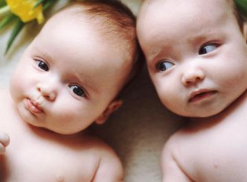 В США близнец родился почти на три недели позже своего брата